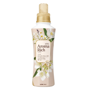 LION Кондиционер для белья парфюмированный с ароматом жасмина и кедра Soflan Aroma Rich Relaxie White Flower 400мл