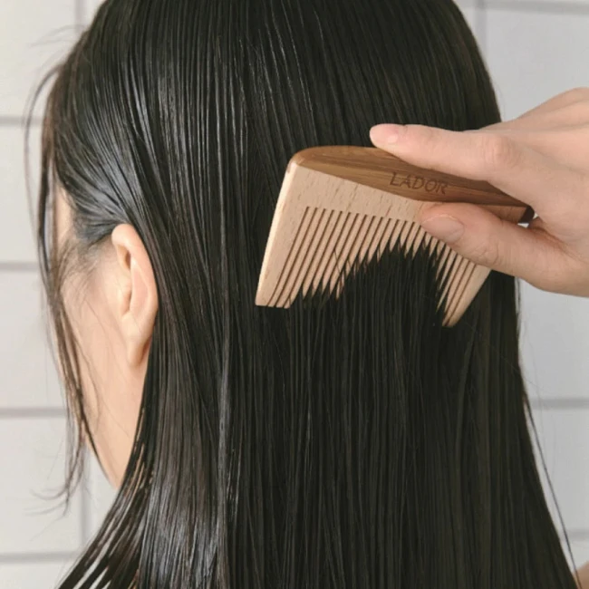 Lador Деревянная расческа гребень для волос Detangling Mini Hair Comb, 10 х 6,5 см